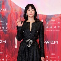 Banyak aktris yang memilih warna hitam untuk acara penghargaan serial televisi dan film BaekSang, termasuk Kim Go Eun. Pemain Exhuma itu mengenakan busana dari Chanel di mana ia menjadi brand ambassador-nya. Ia memakai setelan dengan aksen ikat pinggang dari koleksi Fall/Winter 2022/2023 Haute Couture. Foto: Dok. Newsis Foto: Dok. Internet