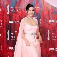 Aktris lain yang tampil cerah dengan pilihan warna gaunnya adalah Uhm Jung Hwa. Dress pink dengan aksen cape transparan dan ikat pinggang pita membuat pemain Doctor Cha tersebut semakin awet muda. Foto: Dok. Newsis Foto: Dok. Internet