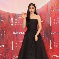 Gaun hitam elegan menjadi favorit para aktris yang datang ke acara karpet merah. Pemain My Dearest Ahn Eun Jin juga memilihnya untuk menghadiri acara BaekSang Arts Awards 2024. Busana berpotongan ball gown dipadukan drop earring yang melengkapi gayanya. Foto: Dok. Yonhapnews Foto: Dok. Internet