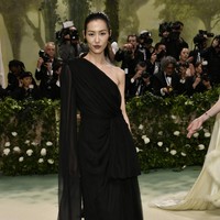 Liu Wen yang populer sebagai supermodel pertama China hadir di Met Gala 2024 dengan tampil simple memakai gaun hitam Saint Laurent. Foto: AP Photo/Evan Agostini