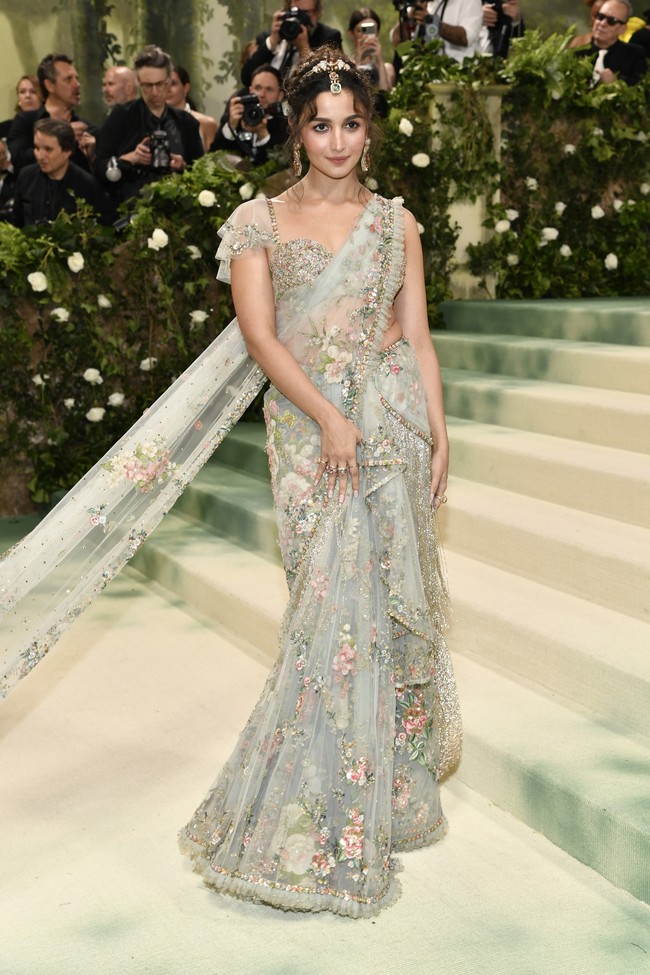 Aktris India yang masuk dalam daftar 100 orang paling berpengaruh 2024 versi majalah Time, Alia Bhatt bersinar di Met Gala 2024. Alia mengenakan sari yang glamour dengan detail bunga sesuai tema Met Gala 2024 yaitu ‘The Garden of Time.’ Sari berwarna hijau mint yang dipakai Alia merupakan rancangan desainer Sabyasachi. Foto: AP Photo/ Evan Agostini