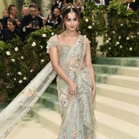 Aktris India yang masuk dalam daftar 100 orang paling berpengaruh 2024 versi majalah Time, Alia Bhatt bersinar di Met Gala 2024. Alia mengenakan sari yang glamour dengan detail bunga sesuai tema Met Gala 2024 yaitu ‘The Garden of Time.’ Sari berwarna hijau mint yang dipakai Alia merupakan rancangan desainer Sabyasachi. Foto: AP Photo/ Evan Agostini