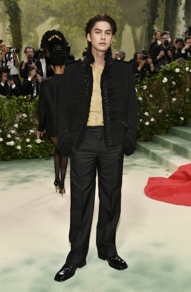 Aktor Thailand yang namanya tengah bersinar Bright Vachirawit tampil memakai setelan Burberry di Met Gala 2024. Foto: AP/Evan Agostini