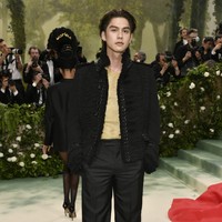 Aktor Thailand yang namanya tengah bersinar Bright Vachirawit tampil memakai setelan Burberry di Met Gala 2024. Foto: AP/Evan Agostini