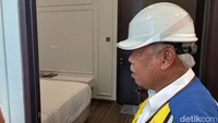 Berdasarkan pengamatan detikcom, rumah itu tergolong canggih. Sebab, akses pintu rumahnya saja menggunakan sidik jari. Listriknya memiliki teknologi panel surya dan diketahui memiliki empat kamar besar berjenis master room.  