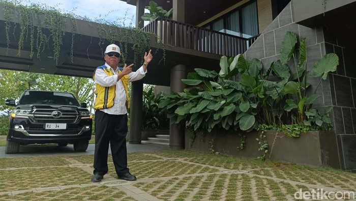 Gaya Menteri Basuki Cek Rumah Dinas di IKN Menteri PUPR Basuki Hadimuljono mengecek rumah dinasnya di Ibu Kota Nusantara (IKN) Kalimantan Timur. Ia mengenakan kacamata hitam sambil melempar senyum.