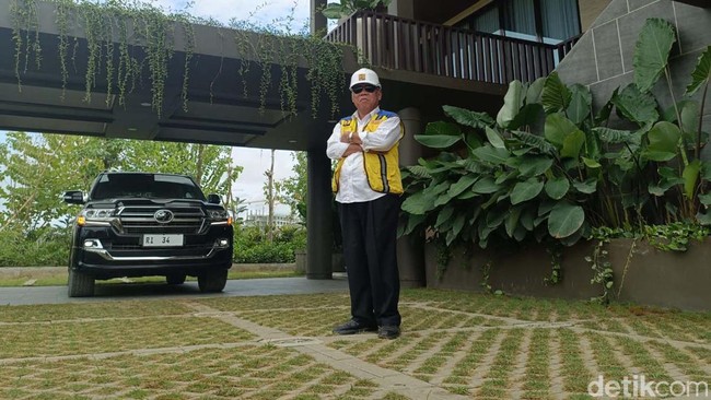 Gaya Menteri Basuki Cek Rumah Dinas di IKN