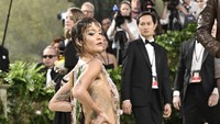 Rita Ora Bawa Tren Naked Dress ke MET Gala 2024, Dihiasi Rumbai Zaman Purba