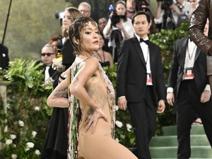 Rita Ora Bawa Tren Naked Dress ke MET Gala 2024, Dihiasi Rumbai Zaman Purba