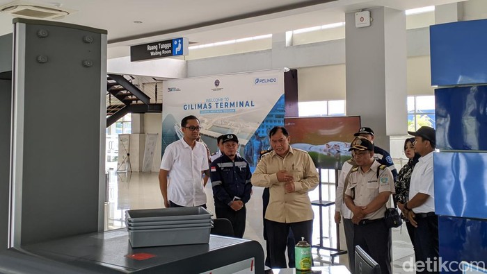 General Manager Pelindo Lembar Kunto Wibusono dan Direktur Utama PT Dharma Lautan Utama, Bambang Haryo Soekartono saat mengecek kelengkapan fasilitas di Pelabuhan Internasional Gili Mas, Lembar Lombok Barat, Senin (6/5/2024). (Ahmad Viqi/detikBali).