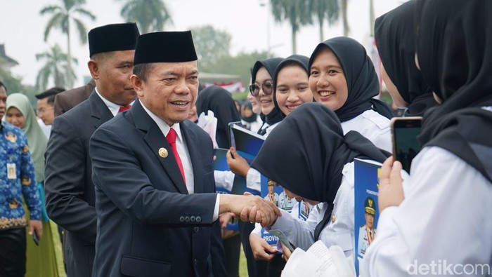 Gubernur Jambi Al Haris saat memberikan SK PPPK
