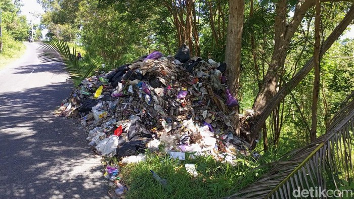 Gunungan sampah di pinggir jalan Imogiri-Panggang, Pedukuhan Nawungan I, Selopamioro, Imogiri, Kabupaten Bantul, DIY, Selasa (7/5/2024).