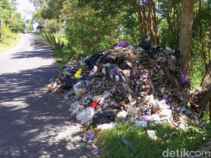 Gunungan sampah di pinggir jalan Imogiri-Panggang, Pedukuhan Nawungan I, Selopamioro, Imogiri, Kabupaten Bantul, DIY, Selasa (7/5/2024).