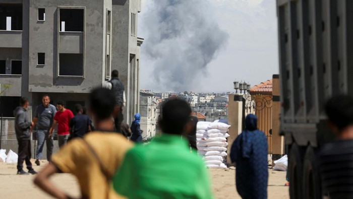 Smoke rises following Israeli strikes, amid the ongoing conflict between Israel and the Palestinian Islamist group Hamas, in Rafah in the southern Gaza Strip May 6, 2024. REUTERS/Hatem Khaled