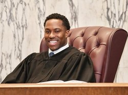 Kisah Pria yang 3 Kali Masuk Penjara Tapi Kini Sukses Jadi Hakim Termuda