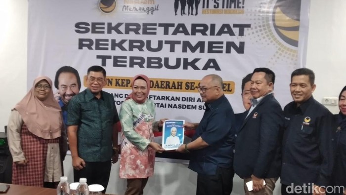 Holda Bacagub Sumsel perempuan kembalikan formulir.