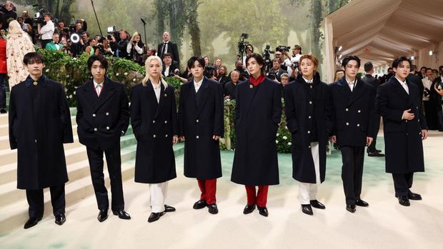 Idol Grup Korea, Stray Kids saat menghadiri Met Gala di Metropolitan Museum of Art, New York City, Amerika Serikat (AS), Senin (6/5/2024). (REUTERS/Andrew Kelly)