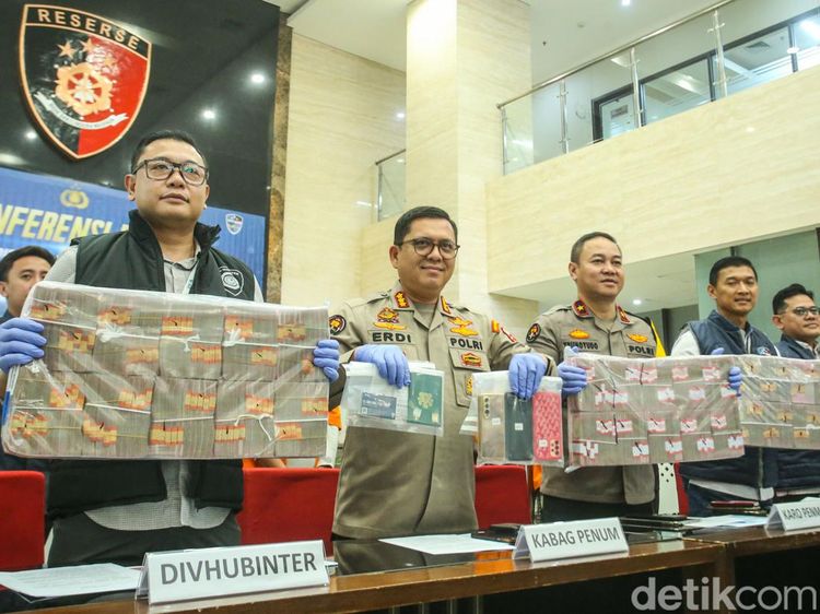 Penampakan Barbuk Uang Rp 32 M Dikasus Penipuan Manipulasi Data Email