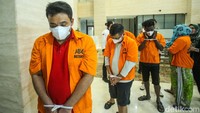 Perusahaan abal-abal yang didirikan para tersangka ini kemudian berkomunikasi dengan perusahaan di Singapura terkait bisnis. Transaksi dilakukan sehingga perusahaan di Singapura mengirimkan dana ke perusahaan fiktif milik para tersangka.  