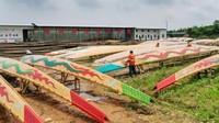 Penampakan beberapa perahu yang sudah di beri gambar naga.