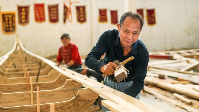 Intip Pembuatan Perahu Naga di Shangrao China Festival perahu naga jatuh pada 10 Juni mendatang. Pengrajin mulai membuat perahu naga untuk festival tersebut. Yuk intip pembuatannya.