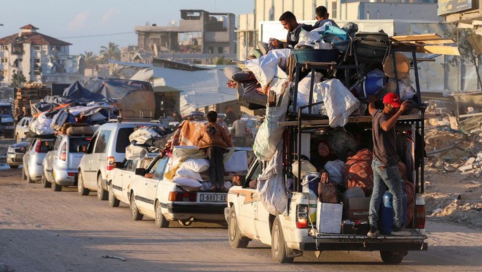 Displaced Palestinians, who fled Rafah after the Israeli military began evacuating civilians from the eastern parts of the southern Gaza city ahead of a threatened assault, amid the ongoing conflict between Israel and Hamas, travel in Al-Mawasi area, in Khan Younis in the southern Gaza Strip, May 6, 2024. REUTERS/Ramadan Abed     TPX IMAGES OF THE DAY