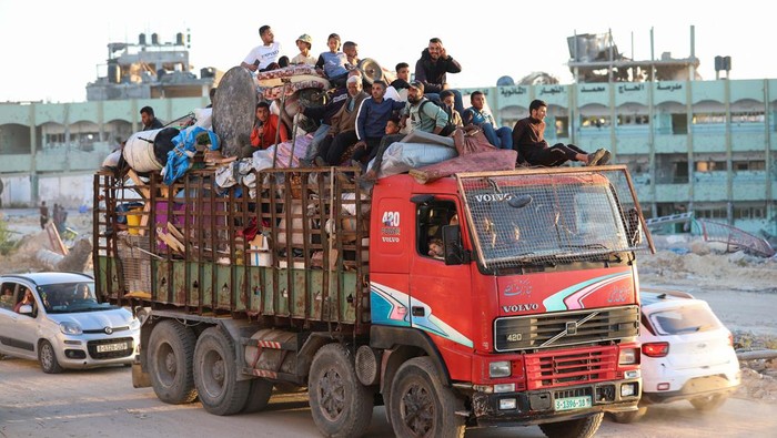 Israel Paksa Warga Rafah Mengungsi Displaced Palestinians, who fled Rafah after the Israeli military began evacuating civilians from the eastern parts of the southern Gaza city ahead of a threatened assault, amid the ongoing conflict between Israel and Hamas, travel in Al-Mawasi area, in Khan Younis in the southern Gaza Strip, May 6, 2024. REUTERS/Ramadan Abed TPX IMAGES OF THE DAY