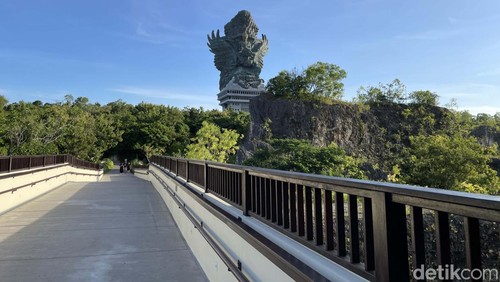 Patung Garuda Wisnu Kencana (GWK) menjadi patung tertinggi ke-4 di dunia. Butuh waktu 28 tahun untuk mewujudkan mahakarya sekaligus ikon Pulau Bali itu.