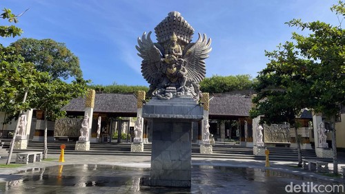 Patung Garuda Wisnu Kencana (GWK) menjadi patung tertinggi ke-4 di dunia. Butuh waktu 28 tahun untuk mewujudkan mahakarya sekaligus ikon Pulau Bali itu.