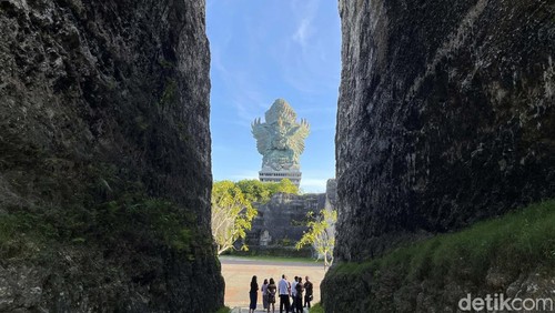 Patung Garuda Wisnu Kencana (GWK) menjadi patung tertinggi ke-4 di dunia. Butuh waktu 28 tahun untuk mewujudkan mahakarya sekaligus ikon Pulau Bali itu.