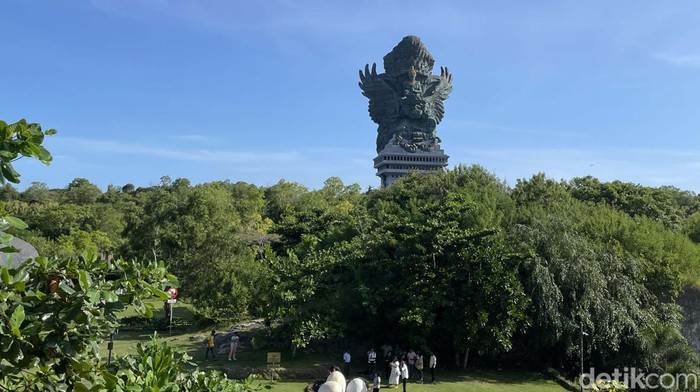 Patung Garuda Wisnu Kencana (GWK) menjadi patung tertinggi ke-4 di dunia. Butuh waktu 28 tahun untuk mewujudkan mahakarya sekaligus ikon Pulau Bali itu.