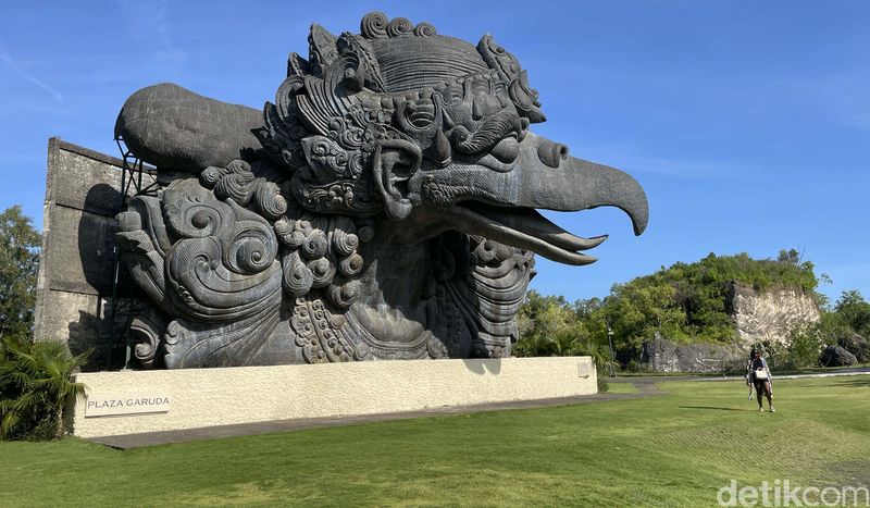 Patung Garuda Wisnu Kencana (GWK) menjadi patung tertinggi ke-4 di dunia. Butuh waktu 28 tahun untuk mewujudkan mahakarya sekaligus ikon Pulau Bali itu.