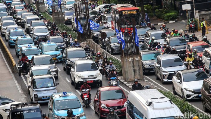 Jakarta Mau Batasi Usia Kendaraan Sejumlah kendaraan bermotor melintasi jalan HR Rasuna Said, Jakarta, Selasa (7/5/2024). Jakarta akan meninggalkan status Ibu Kota dan berganti menjadi Provinsi Daerah Khusus Jakarta (DKJ). Dengan status sebagai DKJ, muncul lagi wacana pembatasan usia kendaraan di Jakarta.