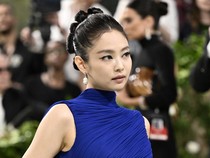 Jennie BLACKPINK Stunning dengan Mini Dress Biru di Met Gala 2024