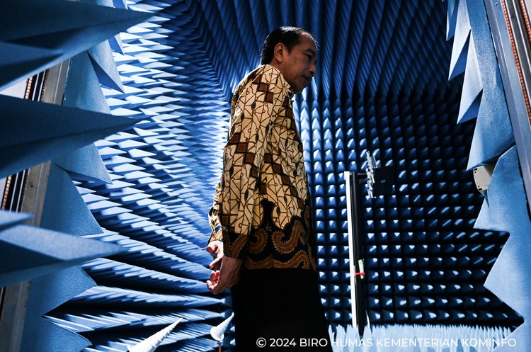 Jokowi Presiden Joko Widodo (Jokowi) meresmikan Balai Besar Pengujian Perangkat Telekomunikasi (BBPPT)/Indonesia Digital Test House (IDTH) di Tapos, Depok, Jawa Barat, Selasa (7/5/2024).