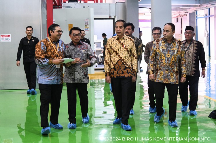 Jokowi Presiden Joko Widodo (Jokowi) meresmikan Balai Besar Pengujian Perangkat Telekomunikasi (BBPPT)/Indonesia Digital Test House (IDTH) di Tapos, Depok, Jawa Barat, Selasa (7/5/2024).