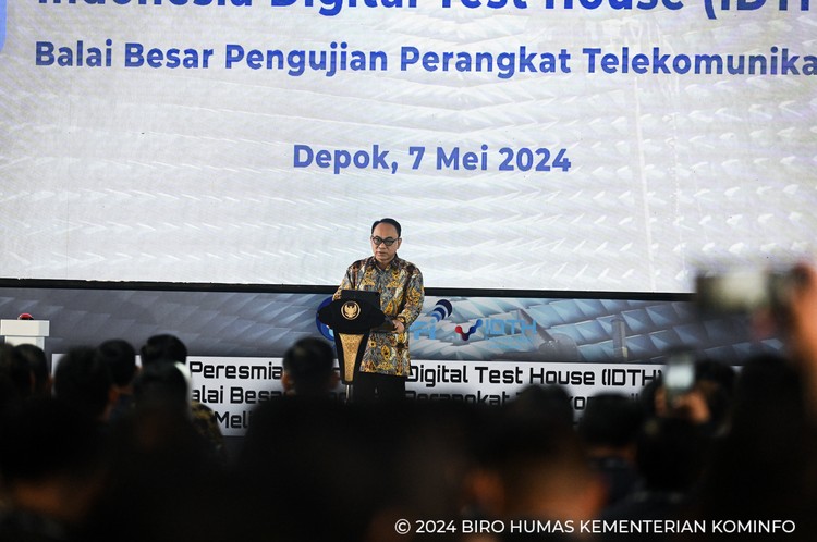 Jokowi Presiden Joko Widodo (Jokowi) meresmikan Balai Besar Pengujian Perangkat Telekomunikasi (BBPPT)/Indonesia Digital Test House (IDTH) di Tapos, Depok, Jawa Barat, Selasa (7/5/2024).