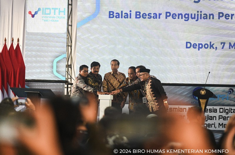 Presiden Joko Widodo (Jokowi) meresmikan Balai Besar Pengujian Perangkat Telekomunikasi (BBPPT)/Indonesia Digital Test House (IDTH) di Tapos, Depok, Jawa Barat, Selasa (7/5/2024).