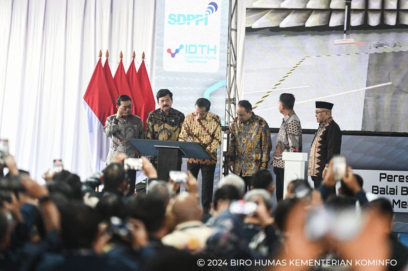 Presiden Joko Widodo (Jokowi) meresmikan Balai Besar Pengujian Perangkat Telekomunikasi (BBPPT)/Indonesia Digital Test House (IDTH) di Tapos, Depok, Jawa Barat, Selasa (7/5/2024).