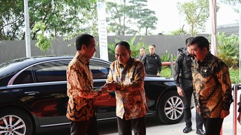 Presiden Joko Widodo (Jokowi) ketika disambut Menko Polhukam Hadi Tjahjanto dan Menkominfo Budi Arie Setiadi di BBPPT. Foto: Dok. Kominfo