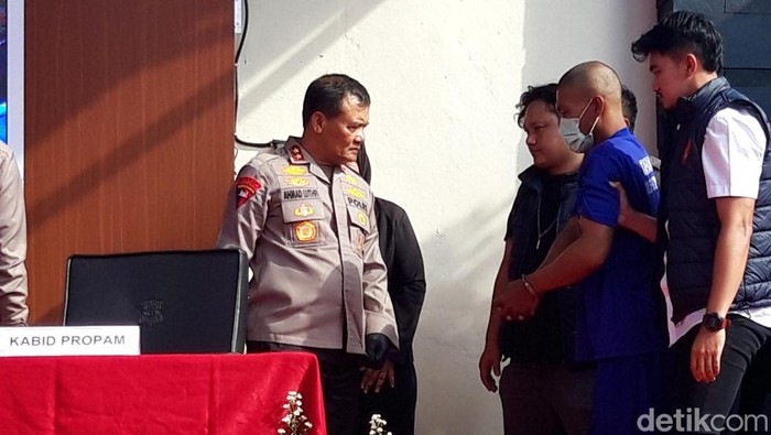 Kapolda Jateng Irjen Pol Ahmad Luthfi menanyai tersangka Irwan dalam press rilis di Mapolres Boyolali, Selasa (7/5/2024).