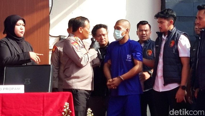 Kapolda Jateng Irjen Pol Ahmad Luthfi menanyai tersangka Irwan dalam press rilis di Mapolres Boyolali, Selasa (7/5/2024).
