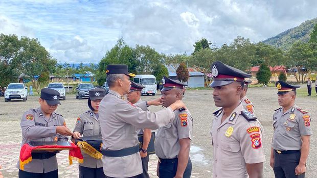 Kapolri Jenderal Listyo Sigit Prabowo memberikan penghargaan kepada sejumlah polisi yang bertugas di Pegunungan Bintang, Papua Pegunungan.