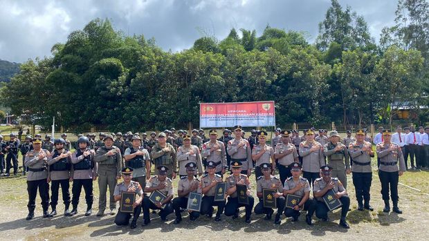 Kapolri Jenderal Listyo Sigit Prabowo memberikan penghargaan kepada sejumlah polisi yang bertugas di Pegunungan Bintang, Papua Pegunungan.