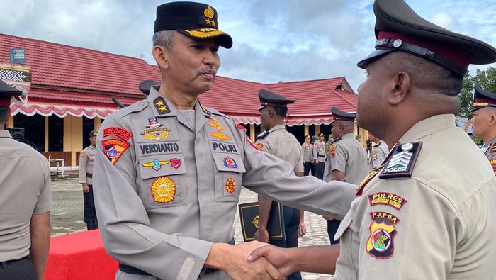 Kapolri Jenderal Listyo Sigit Prabowo memberikan penghargaan kepada sejumlah polisi yang bertugas di Pegunungan Bintang, Papua Pegunungan.