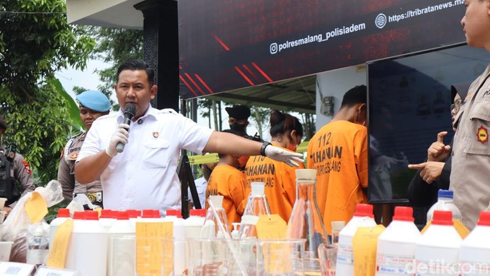Kasatresnarkoba Polres Malang AKP Aditya Permana saat konferensi pers ungkap kasus produsen narkoba.