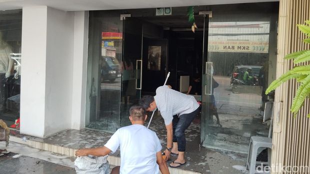 Kebakaran terjadi di bangunan toko pakaian (tailor) di kawasan Gambir, Jakpus. Kebakaran diduga akibat korsleting listrik. (Maulana Ilhami Fawdi/detikcom)