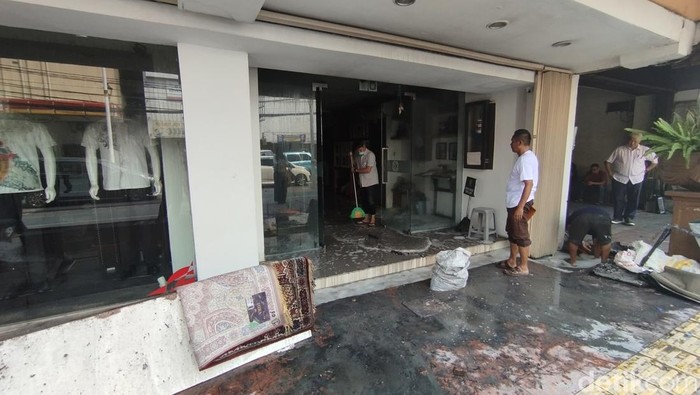 Kebakaran terjadi di bangunan toko pakaian (tailor) di kawasan Gambir, Jakpus. Kebakaran diduga akibat korsleting listrik. (Maulana Ilhami Fawdi/detikcom)
