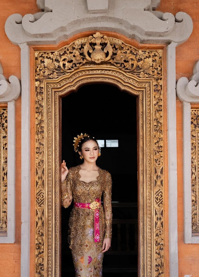 Pada umumnya kamen Bali menggunakan batik tulis, batik cap, hingga songket. Namun, penyanyi kelahiran 4 Maret 2000 ini menggunakan kamen dengan payet yang dirangkai seperti motif songket. Foto: Instagram/@mahaliniraharja @axioo