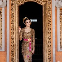 Pada umumnya kamen Bali menggunakan batik tulis, batik cap, hingga songket. Namun, penyanyi kelahiran 4 Maret 2000 ini menggunakan kamen dengan payet yang dirangkai seperti motif songket. Foto: Instagram/@mahaliniraharja @axioo